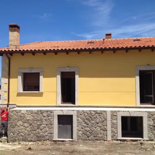 Montaje de instalación en vivienda rústica