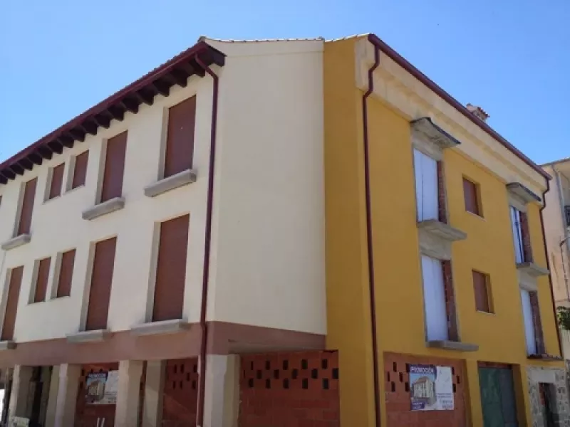 Instalación de canalones en edificio de dos plantas con vista a dos calles
