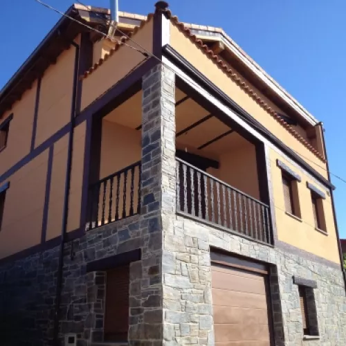 Resultado de canalón de color en consonancia con el color de la fachada