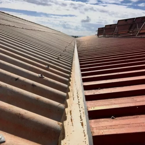 Instalación de tejado metálico con sistema de drenaje