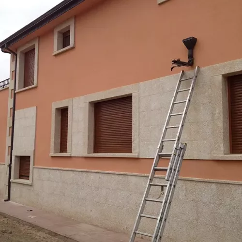 Remate de salida de canalón del desagüe de una terraza