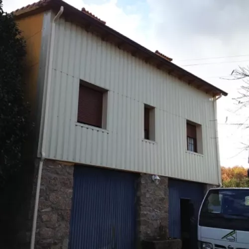 Instalación de canalón en fachada