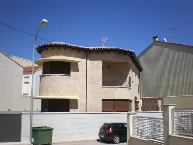 Vista de vivienda unifamiliar desde la calle con canalón instalado