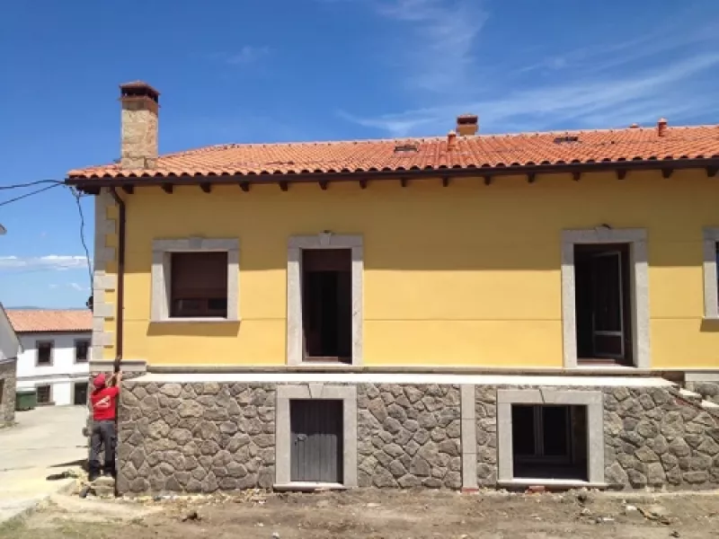 Montaje de instalación en vivienda rústica