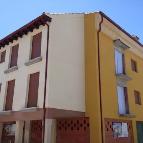Instalación de canalones en edificio de dos plantas con vista a dos calles