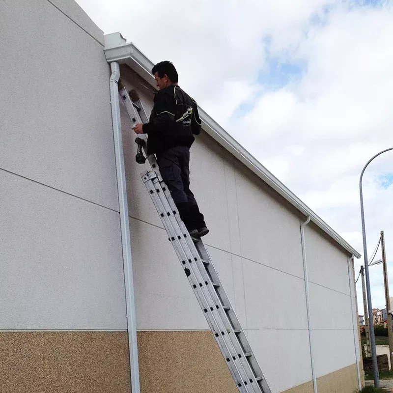 Instalación de canalones en Salamanca con materiales de aluminio y cobre