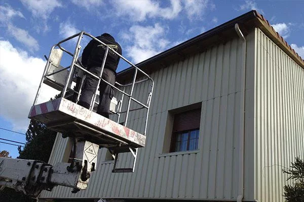 Instalación profesional de canalones en Salamanca, con materiales de alta calidad como aluminio, cobre y zinc.