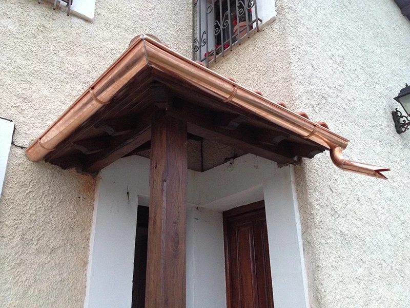 Instalación profesional de canalones en Salamanca, con materiales de alta calidad como aluminio, cobre y zinc.