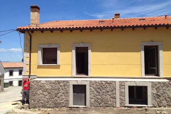 Sistema de fabricación de canalones en continuo que garantiza una instalación precisa y eficiente.